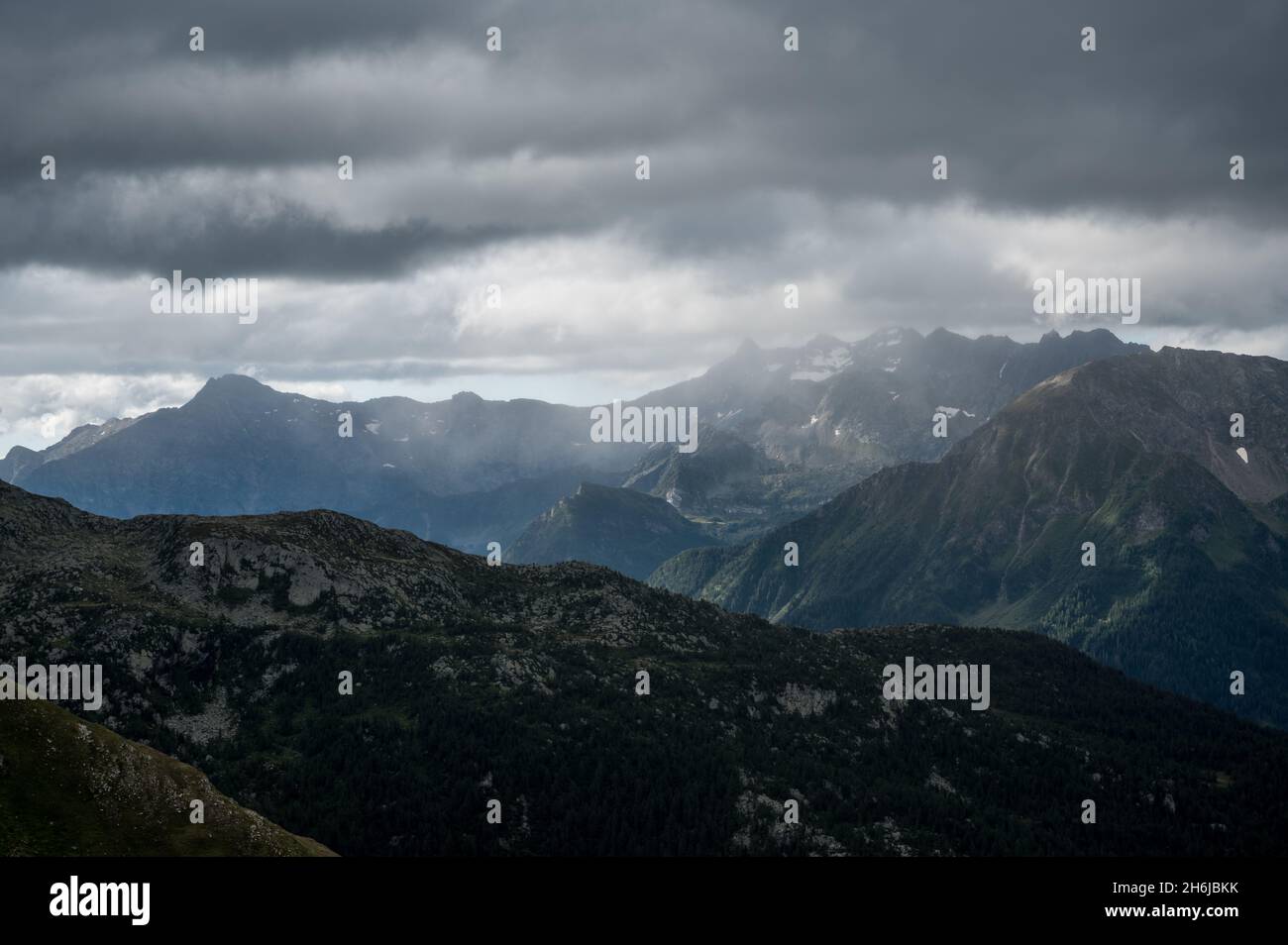 Regen in den tessiner seen von piora im Sommer Stockfoto