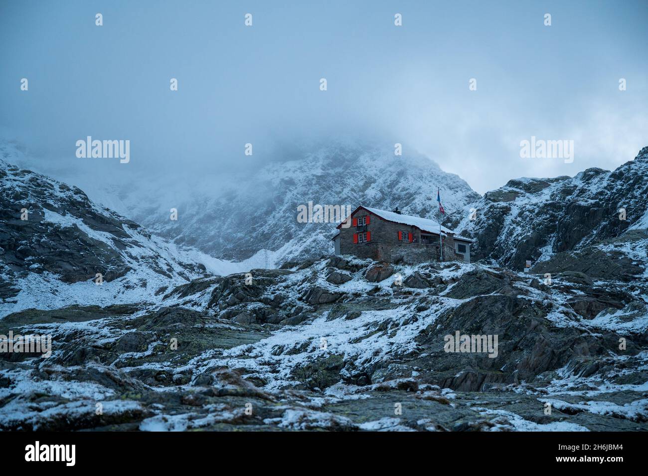 Blaue Stunde nach nächtem Schneefall in Capanna Cadlimo, Tessin Stockfoto
