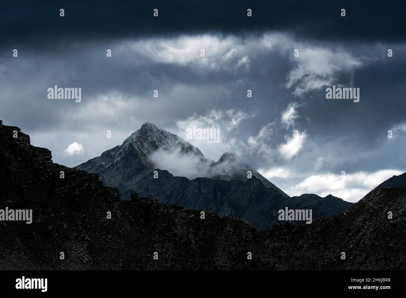 Mount Schenadüi in Wolken im Val Cadlimo, Tessin Stockfoto