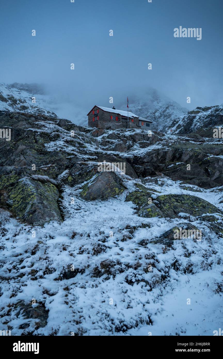 alpine Wanderung mit Capanna Cadlimo CAS im Tessin, Schweiz nach nächtem Schneefall Stockfoto