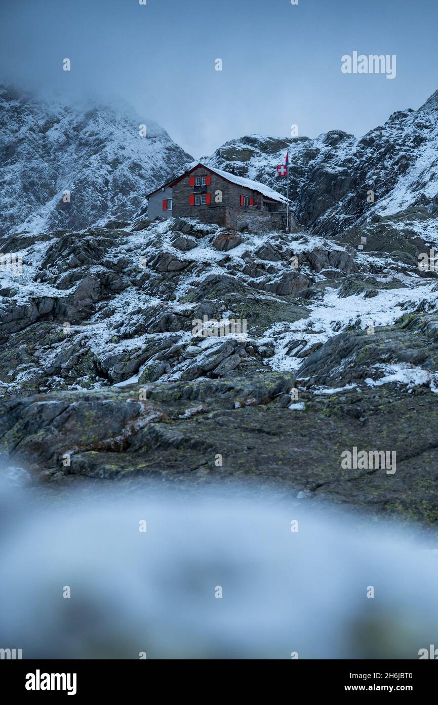 alpine Wanderung mit Capanna Cadlimo CAS im Tessin, Schweiz nach nächtem Schneefall Stockfoto