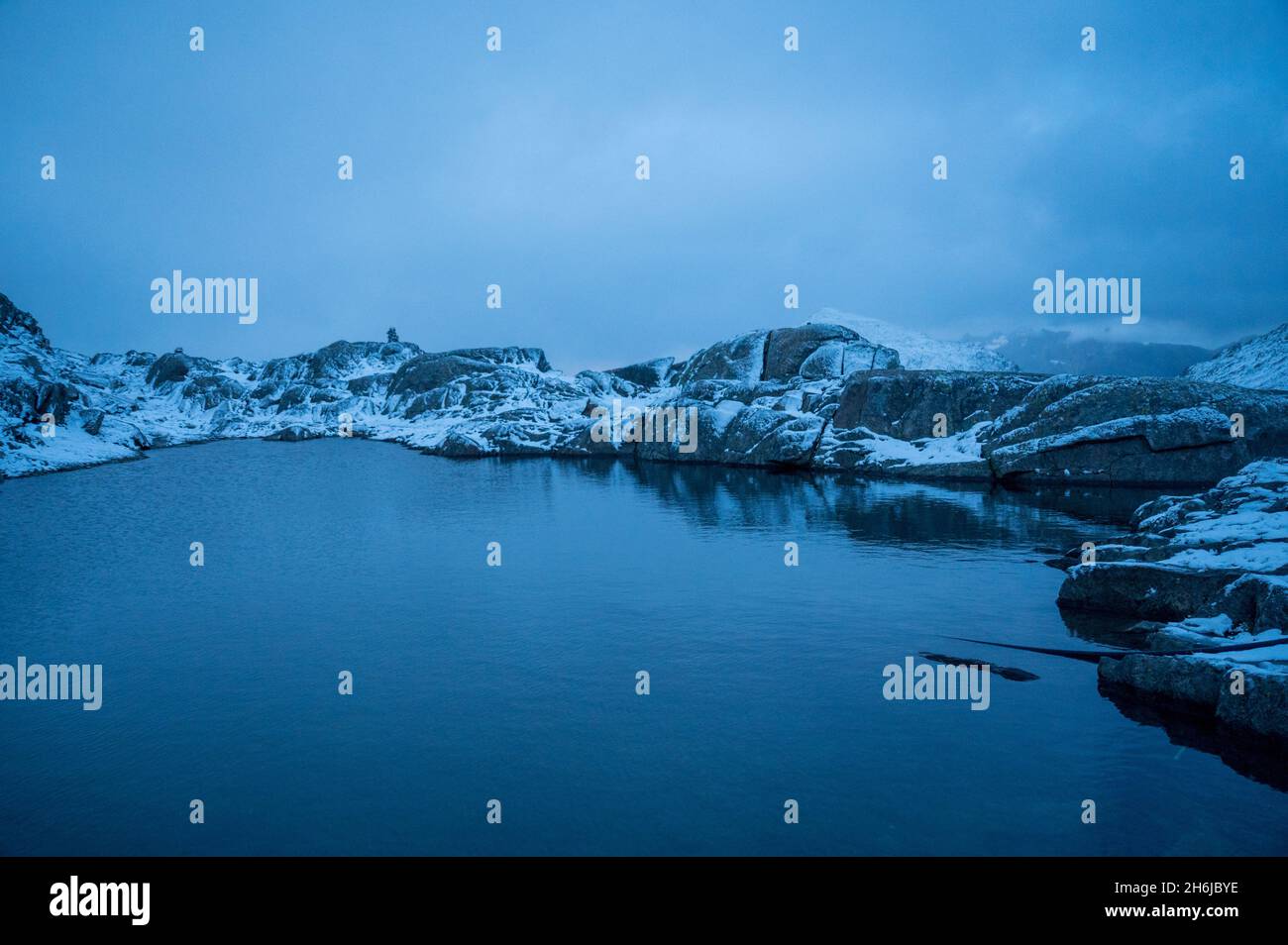 Blaue Stunde nach nächtem Schneefall in Capanna Cadlimo, Tessin Stockfoto