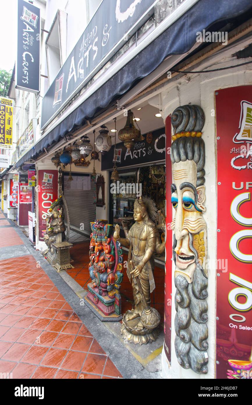 Der Vorplatz oder die Fassade eines Geschäftshauses an der Serangoon Road in Little India mit einem Asian Arts & Crafts-Shop in Singapur. Stockfoto