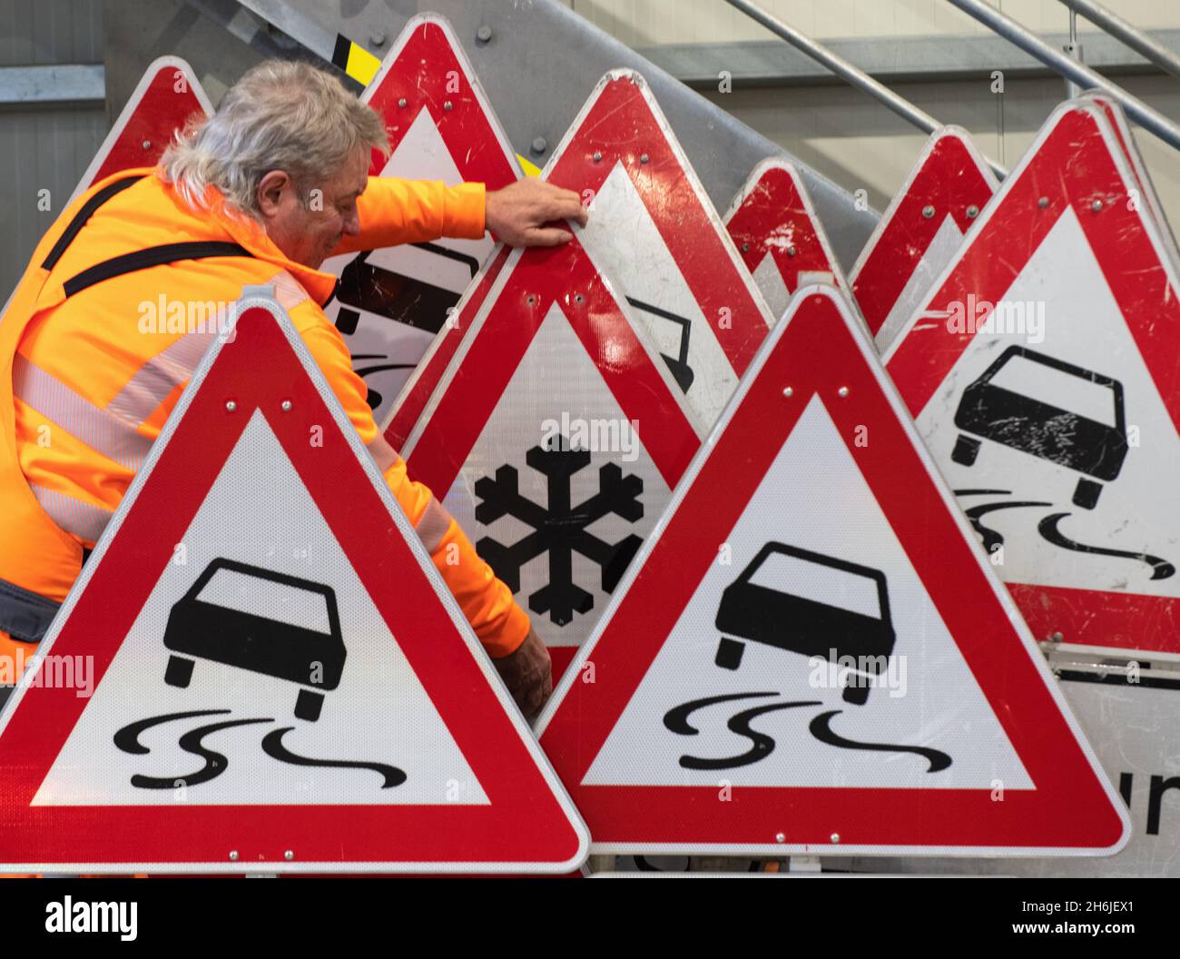 16. November 2021, Baden-Württemberg, Münsingen: In der Straßeninstandhaltungsabteilung des Bezirks Reutlingen warnt Straßeninstandhaltungsbeauftragter Uli Failenschmid vor der Gefahr von Straßenglätte. Der Winterdienst hält sich für die kommenden Wochen bereit. Foto: Stefan Puchner/dpa Quelle: dpa picture Alliance/Alamy Live News Stockfoto