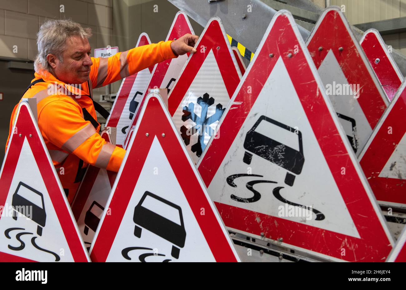 16. November 2021, Baden-Württemberg, Münsingen: In der Straßeninstandhaltungsabteilung des Bezirks Reutlingen warnt Straßeninstandhaltungsbeauftragter Uli Failenschmid vor der Gefahr von Straßenglätte. Der Winterdienst hält sich für die kommenden Wochen bereit. Foto: Stefan Puchner/dpa Quelle: dpa picture Alliance/Alamy Live News Stockfoto