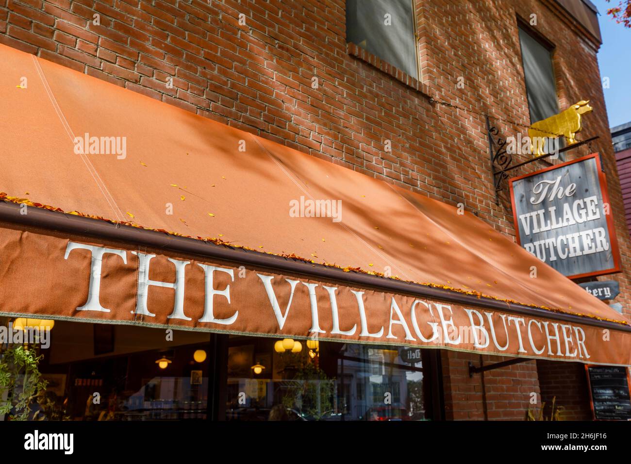 Braune Markise über der Ladenfront des lokalen Delikatessengeschäftes „The Village Butcher“ in Woodstock, Vermont, New England, USA Stockfoto