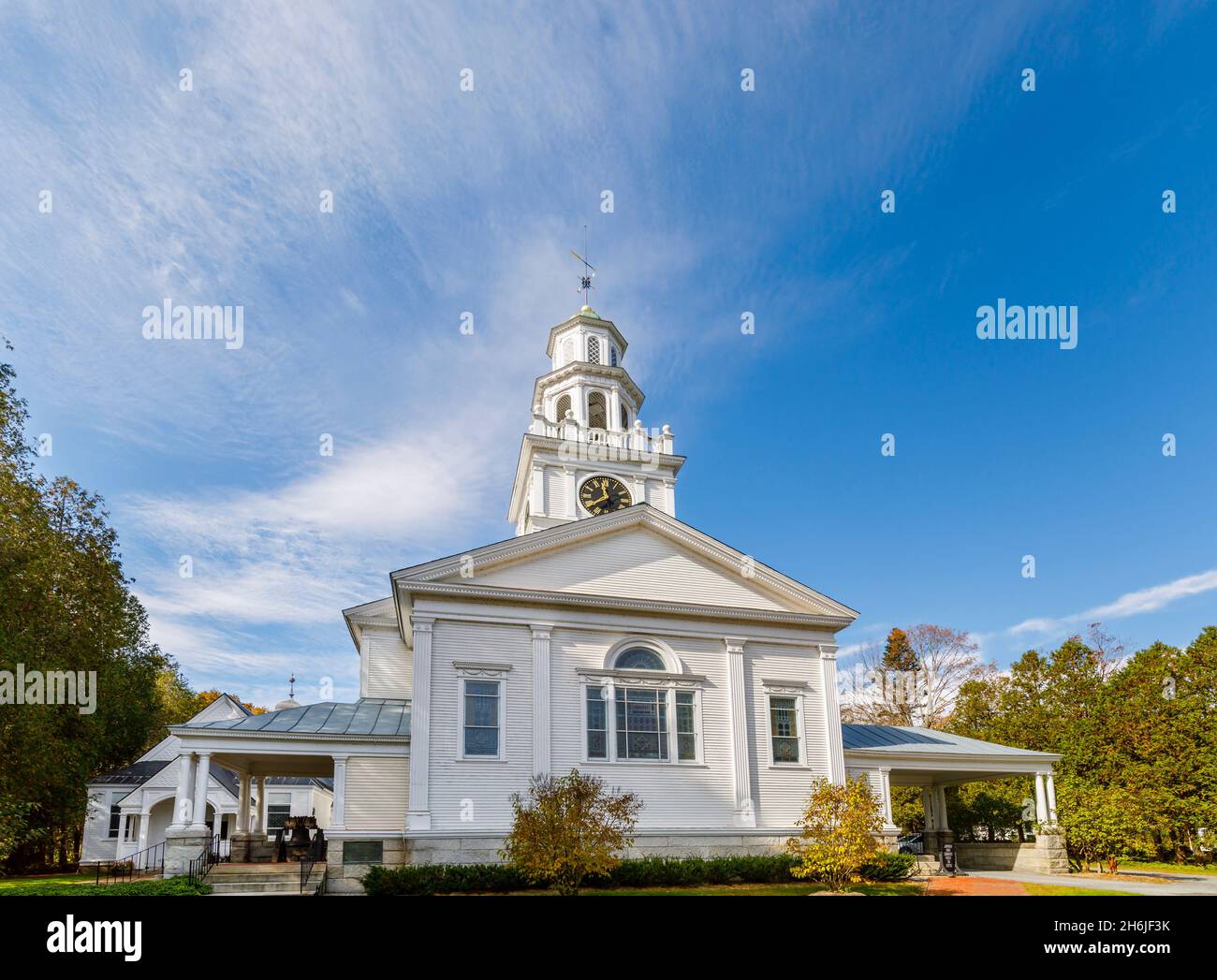 Klappbrettfassade der First Congregational Church of Woodstock, einer unabhängigen reformierten evangelischen Kirche in Woodstock, Vermont, New England, USA Stockfoto