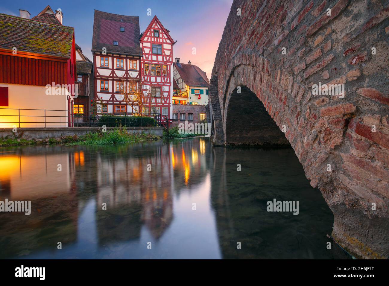 Ulm, Deutschland. Stadtbild der Ulmer Altstadt mit traditioneller bayerischer Architektur bei Sonnenuntergang im Herbst. Stockfoto