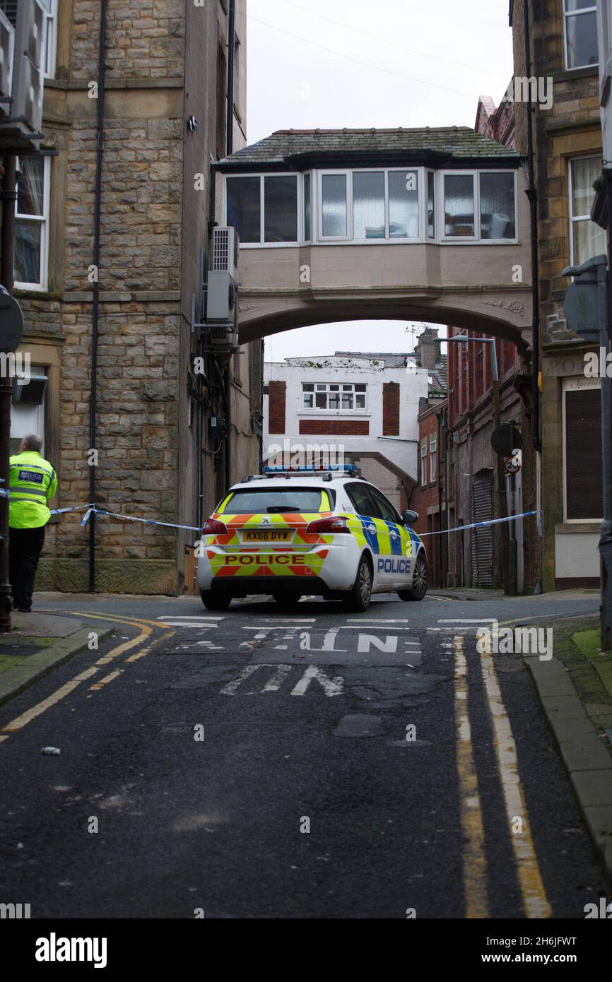 Morecambe, Vereinigtes Königreich. November 2021. Ein 13-jähriger Junge aus Lancaster wurde wegen des Verdachts eines versuchten Mordes verhaftet und bleibt in Haft, während Die Polizei von Lancashire untersucht weiterhin die Szene der Dreharbeiten in der letzten Nacht in Morecambe, nachdem berichtet wurde, dass ein Feuerarm kurz vor 6.00 Uhr entlassen wurde. Das Opfer wurde ins Krankenhaus gebracht, wo sein Zustand als ernster, aber stabiler Zufall beschrieben wurde, dass der Vorfall dort stattfand, wo Szenen aus dem stattfanden bay Where Filmed Kredit: PN News/Alamy Live News Stockfoto