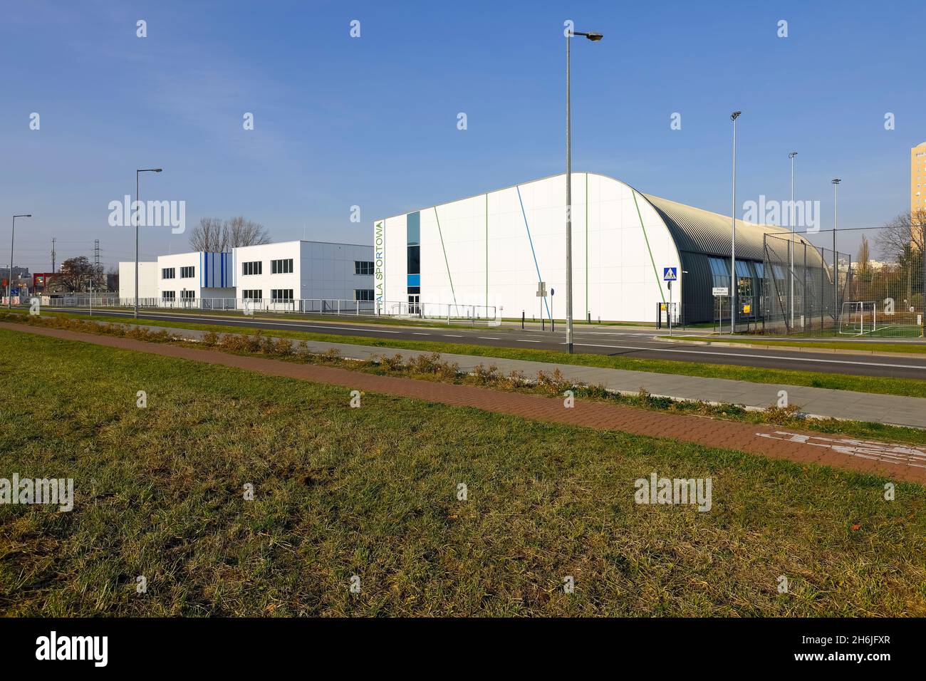 Warschau, Polen - 11. November 2021: Ein moderner Schulgebäude-Komplex mit einer Sporthalle, die gerade fertiggestellt wurde. Es ist ein neuer Ort für die Pädagogen Stockfoto