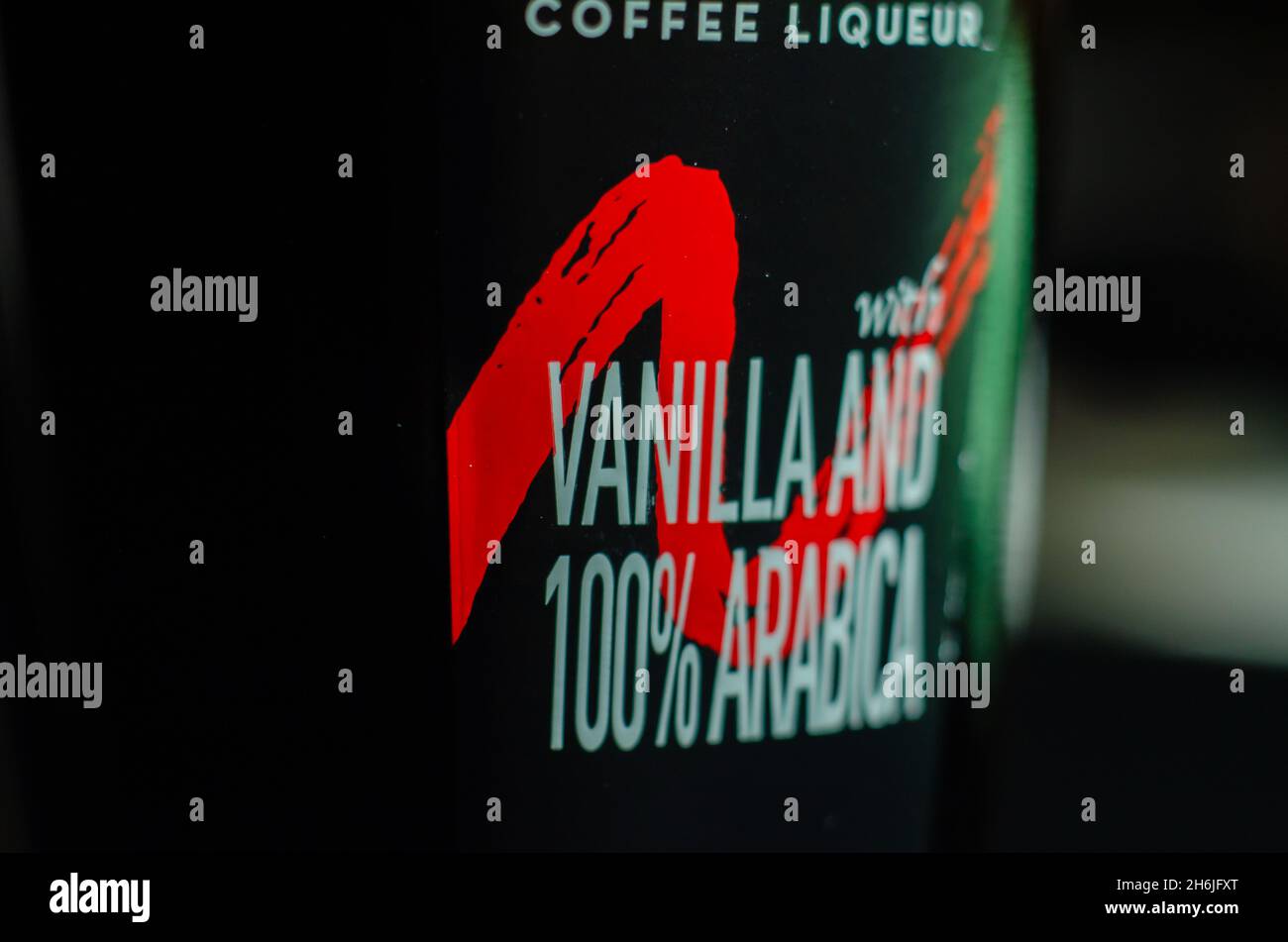 LONDON, VEREINIGTES KÖNIGREICH - 14. NOVEMBER 2021 Eine Nahaufnahme einer Flasche dunkler Kaffeelikör, berühmter Alkohol, bekannt für seinen köstlichen Geschmack, hergestellt aus Rum, Stockfoto