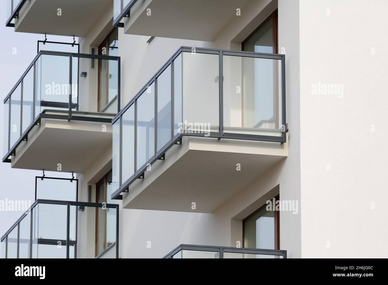 Warschau, Polen - 20. Oktober 2021: Teil des Mehrfamilienhauses mit Fassade und Balkonen. Es ist ein zeitgemäßes, neu gebautes Gebäude für ma Stockfoto