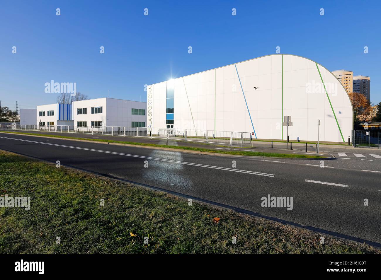 Warschau, Polen - 1. November 2021: Ein moderner Schulgebäude-Komplex mit einer Sporthalle, die gerade fertiggestellt wurde. Es ist ein neuer Ort für den Bildungsrat Stockfoto