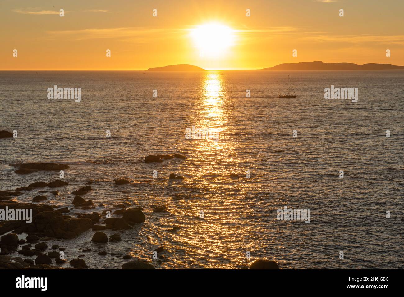Sonnenuntergang mit einem Segelboot mit den Cies-Inseln und Reflexionen der Sonne auf dem Meer im september 2020 Stockfoto