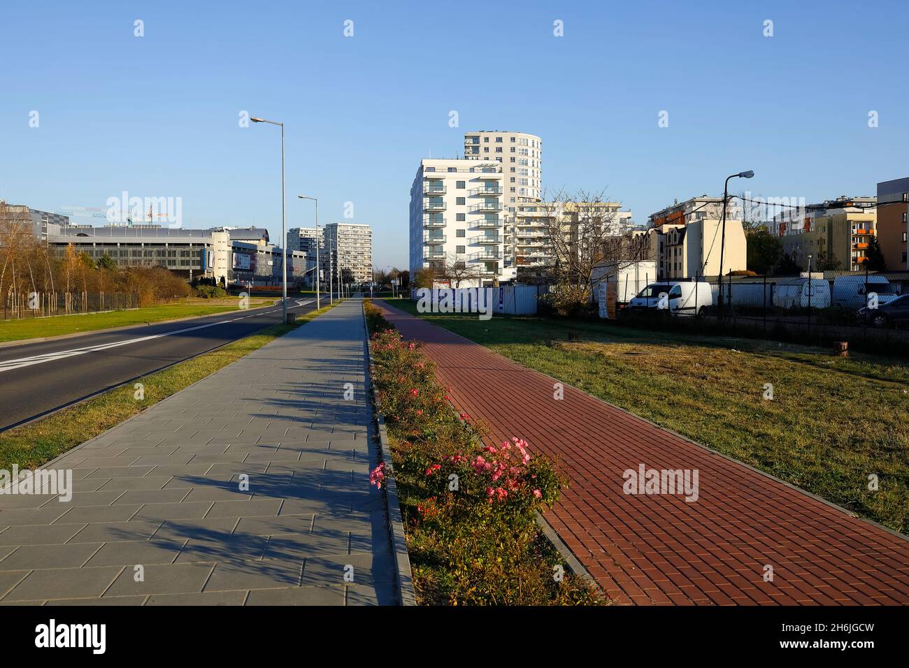 Warschau, Polen - 1. November 2021: Der Bürgersteig und der Radweg führen direkt zu den Gebäuden des Wohnviertels Goclaw. Es gibt keine Stockfoto