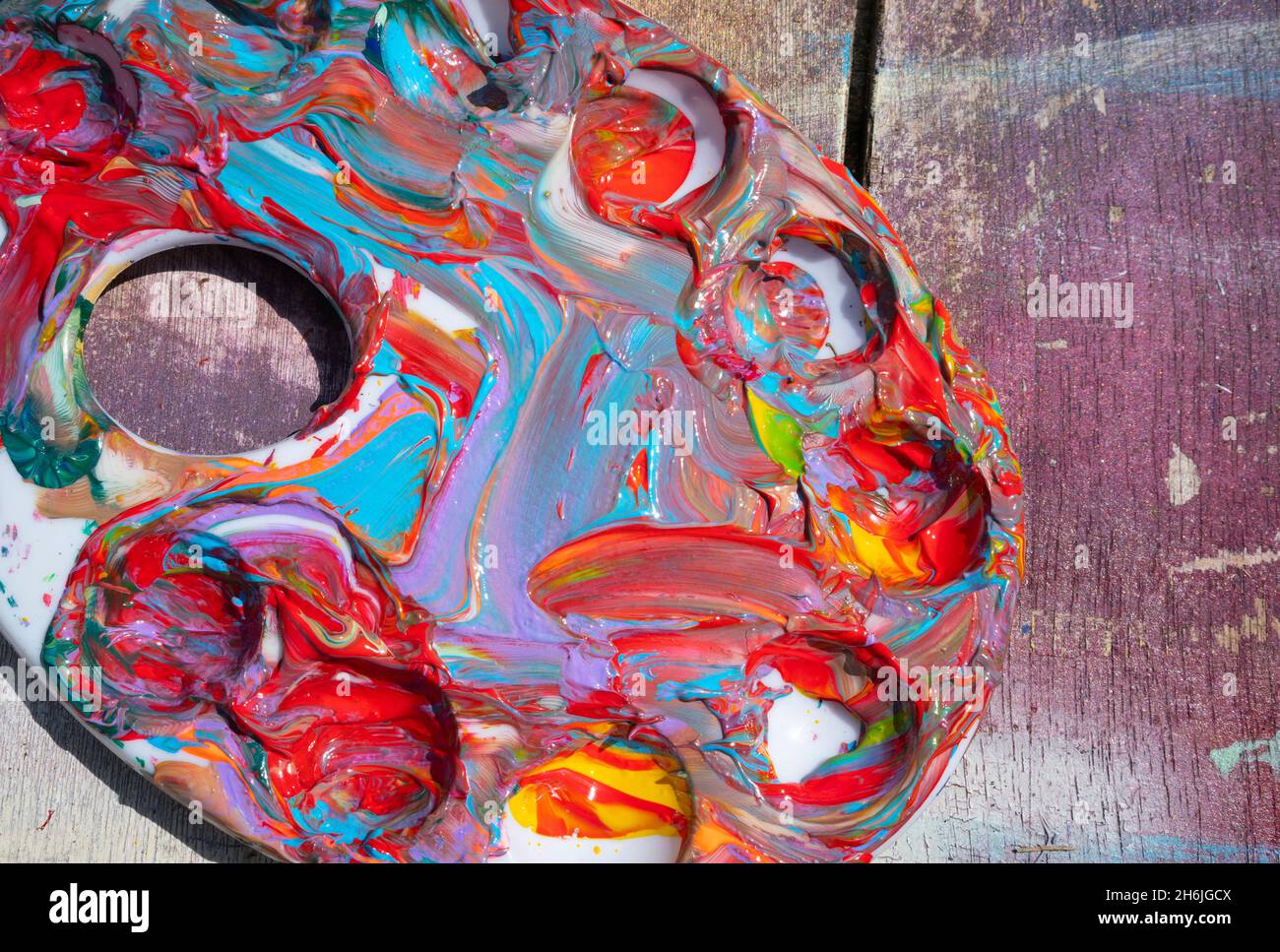 Eine Künstler-Farbpalette mit gemischter mehrfarbiger Acrylfarbe Stockfoto