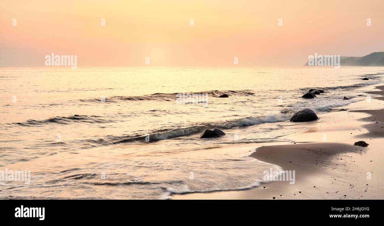 Leerer Strand in Miedzyzdroje bei Sonnenaufgang, Polen. Stockfoto