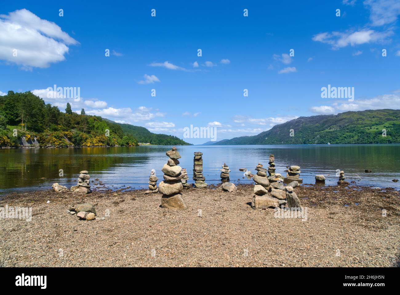 Blick auf Loch Ness von der Südküste von Fort Augustus, Steinstapel, Stapel, cairns, Inverness, Loch Ness, Highland, Schottland, Großbritannien Stockfoto