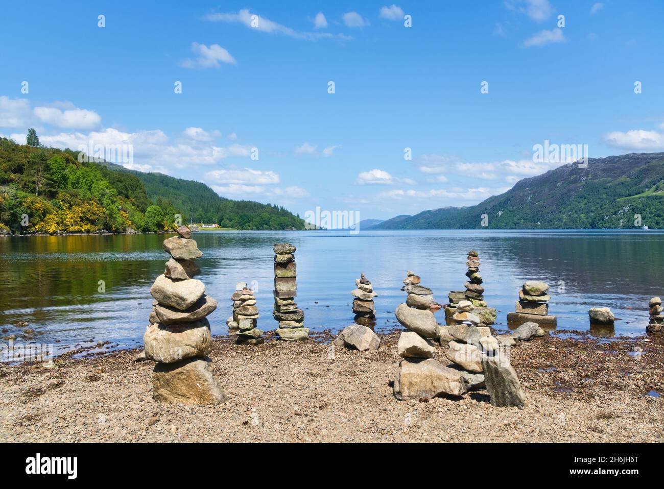 Blick auf Loch Ness von der Südküste von Fort Augustus, Steinstapel, Stapel, cairns, Inverness, Loch Ness, Highland, Schottland, Großbritannien Stockfoto