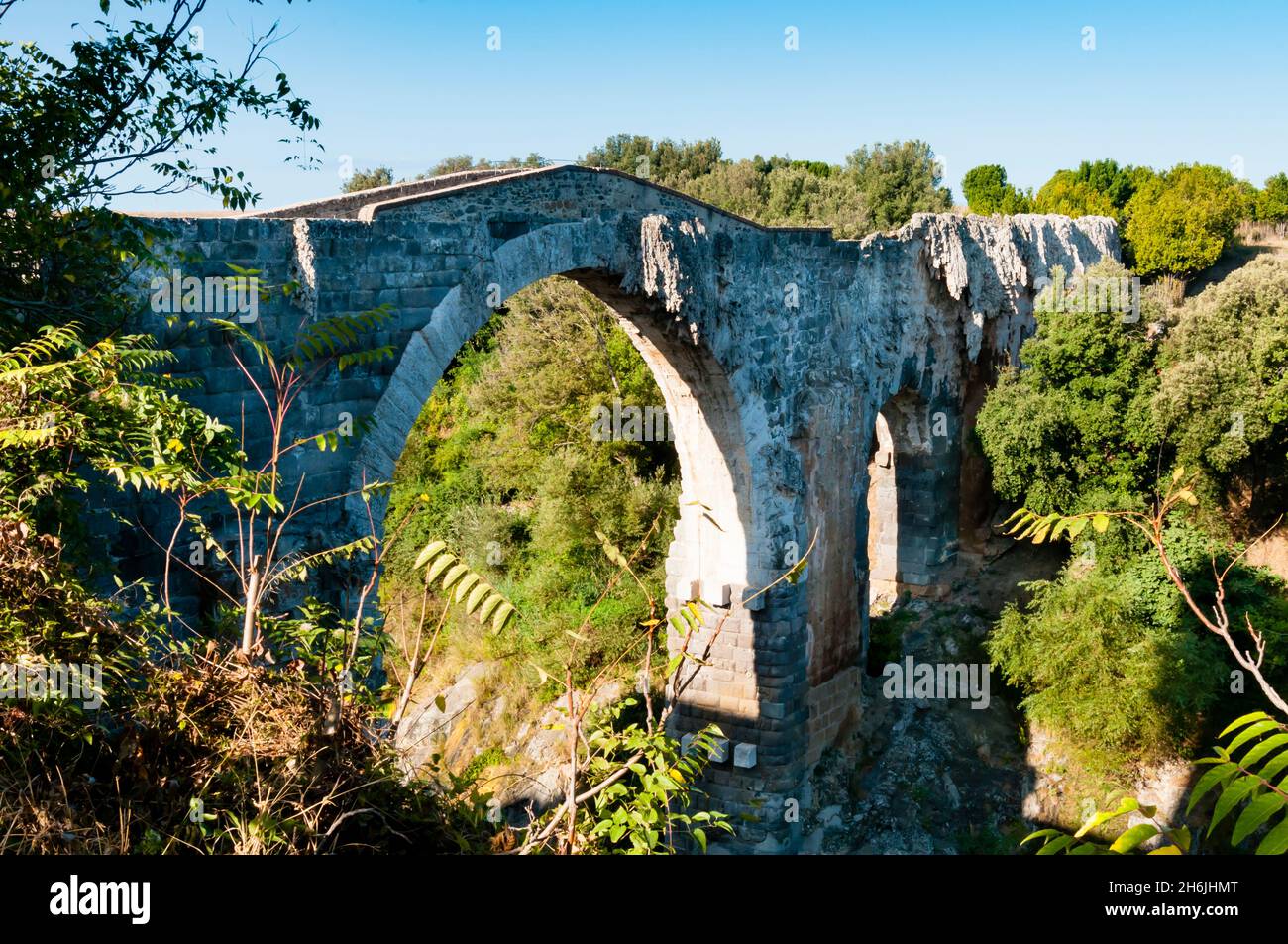 Römische Teufelsbrücke, Fluss Fiora, Vulci, Provinz Viterbo, Latium, Maremma, Italien, Europa Stockfoto