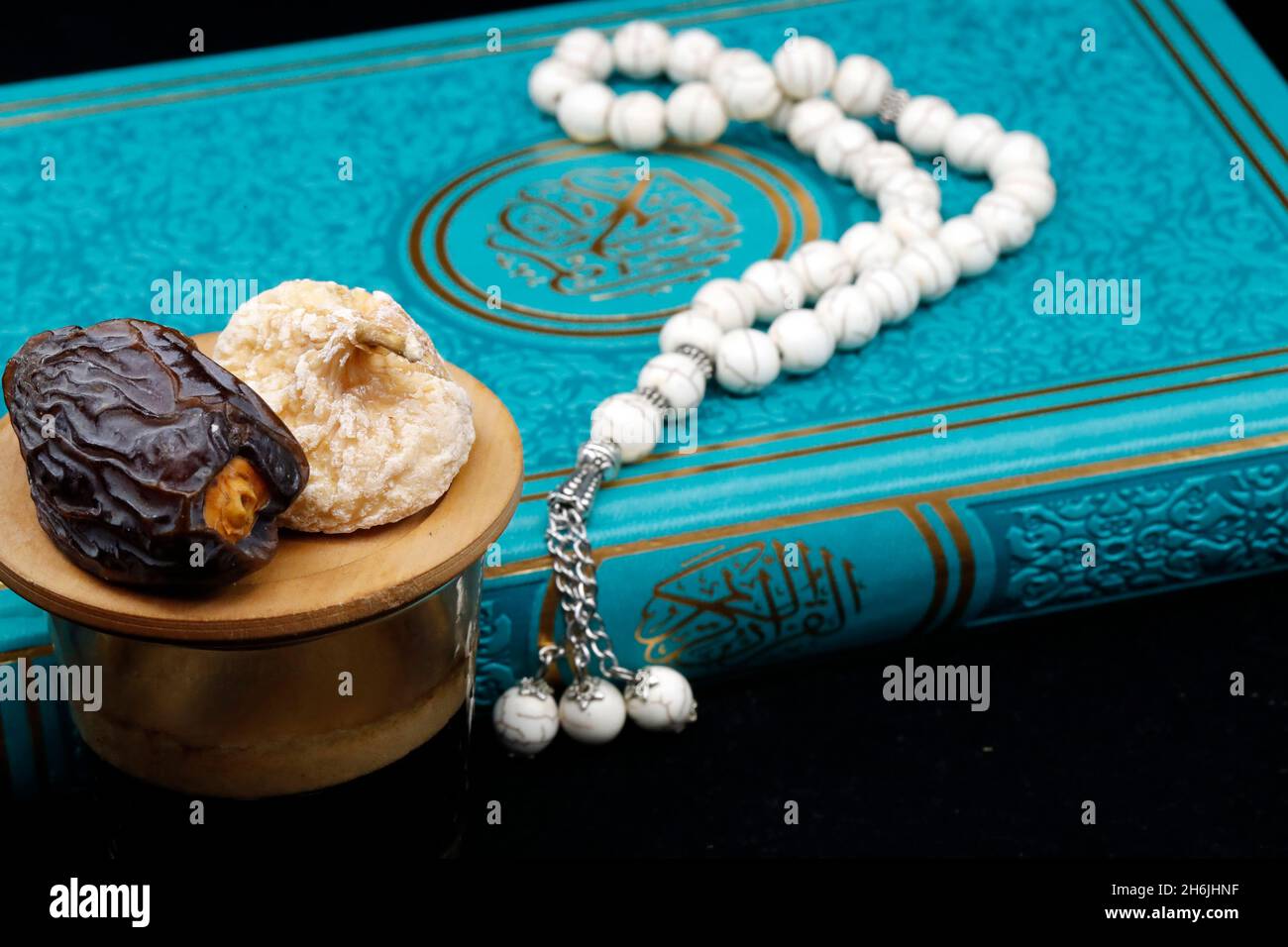 Koran-Buch mit Gebetsperlen und Datum, Ramadan-Konzept, muslimischer Glaube und Religion, Frankreich, Europa Stockfoto