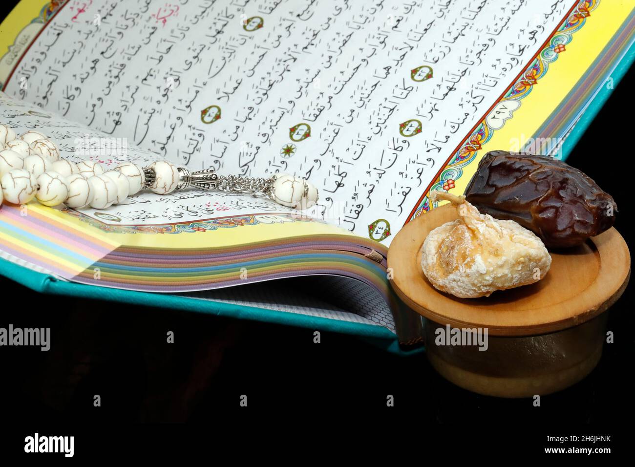 Koran-Buch mit Gebetsperlen und Datum, Ramadan-Konzept, muslimischer Glaube und Religion, Frankreich, Europa Stockfoto