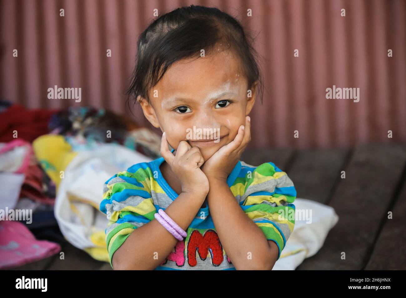 Lächelndes junges Mädchen in einem Dorf in der Karstkalkregion, Rammang-Rammang, Maros, Süd-Sulawesi, Indonesien, Südostasien, Asien Stockfoto
