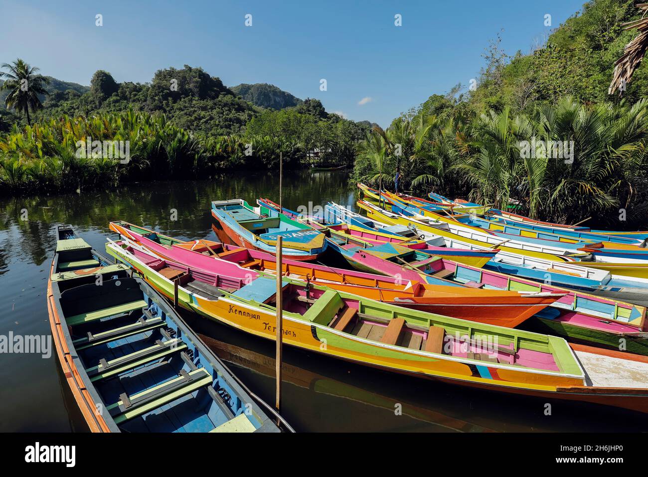 Ausflugsboote auf dem Pute-Fluss in der Karstkalkregion, Rammang-Rammang, Maros, Süd-Sulawesi, Indonesien, Südostasien, Asien Stockfoto