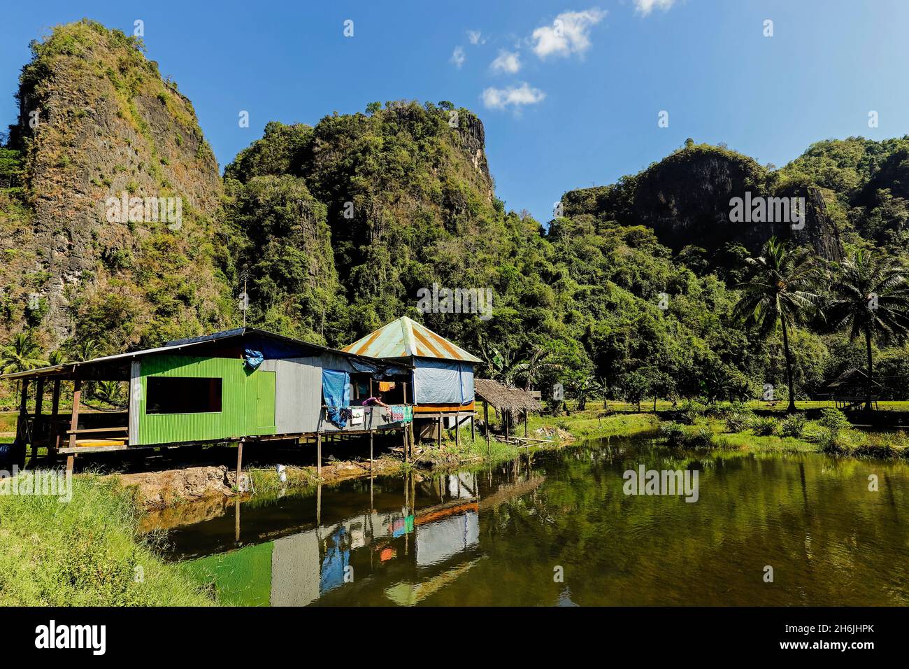 Fischteich und Kalksteinaufschlüsse im Dorf Rammang, Karstgebiet, Rammang-Rammang, Maros, Sulawesi, Indonesien, Südostasien, Asien Stockfoto