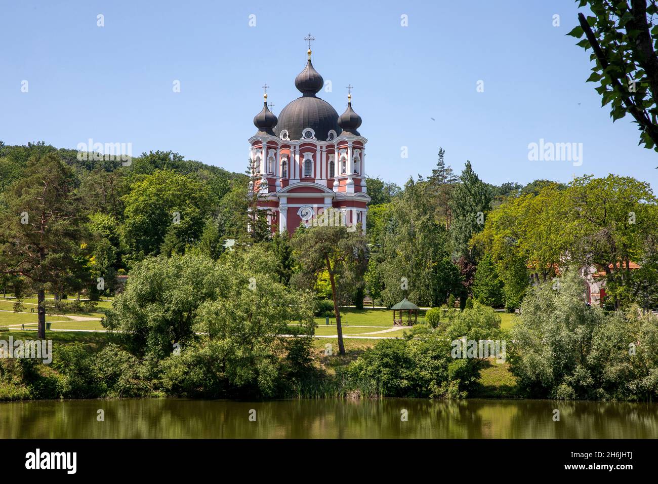 Kirche und Garten des Klosters Curchi, Curchi, Moldawien, Europa Stockfoto