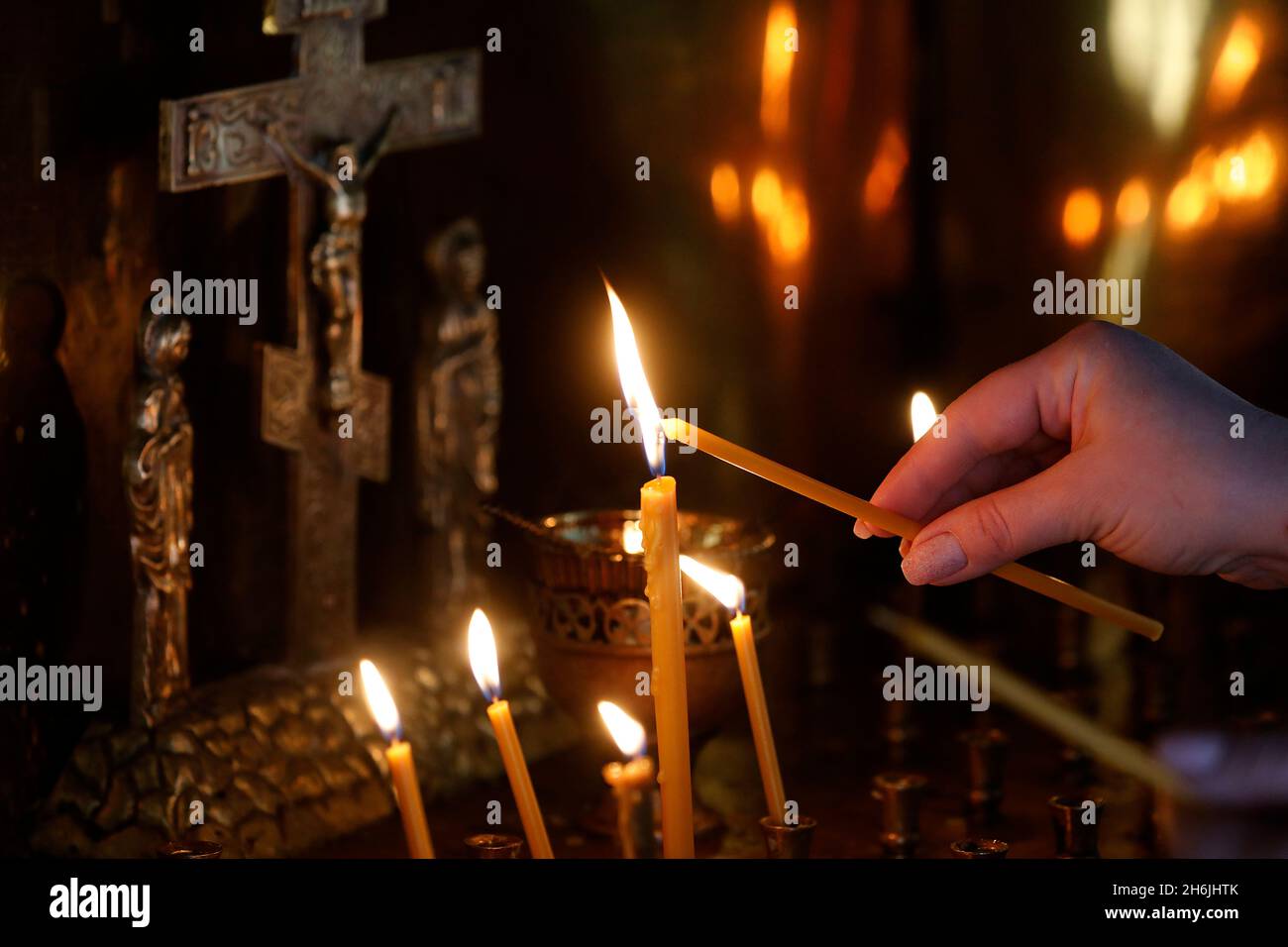 In der Kathedrale und im Kloster des Heiligen Teaodor Chiron (Ciufloa), Chisinau, Moldawien, Europa, zündet man eine Kerze Stockfoto