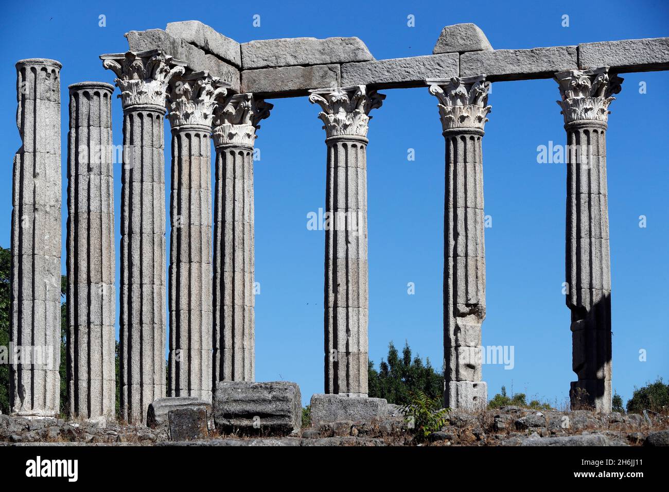 Korinthische Säulen des römischen Tempels von Diana, Evora, UNESCO-Weltkulturerbe, Alentejo, Portugal, Europa Stockfoto