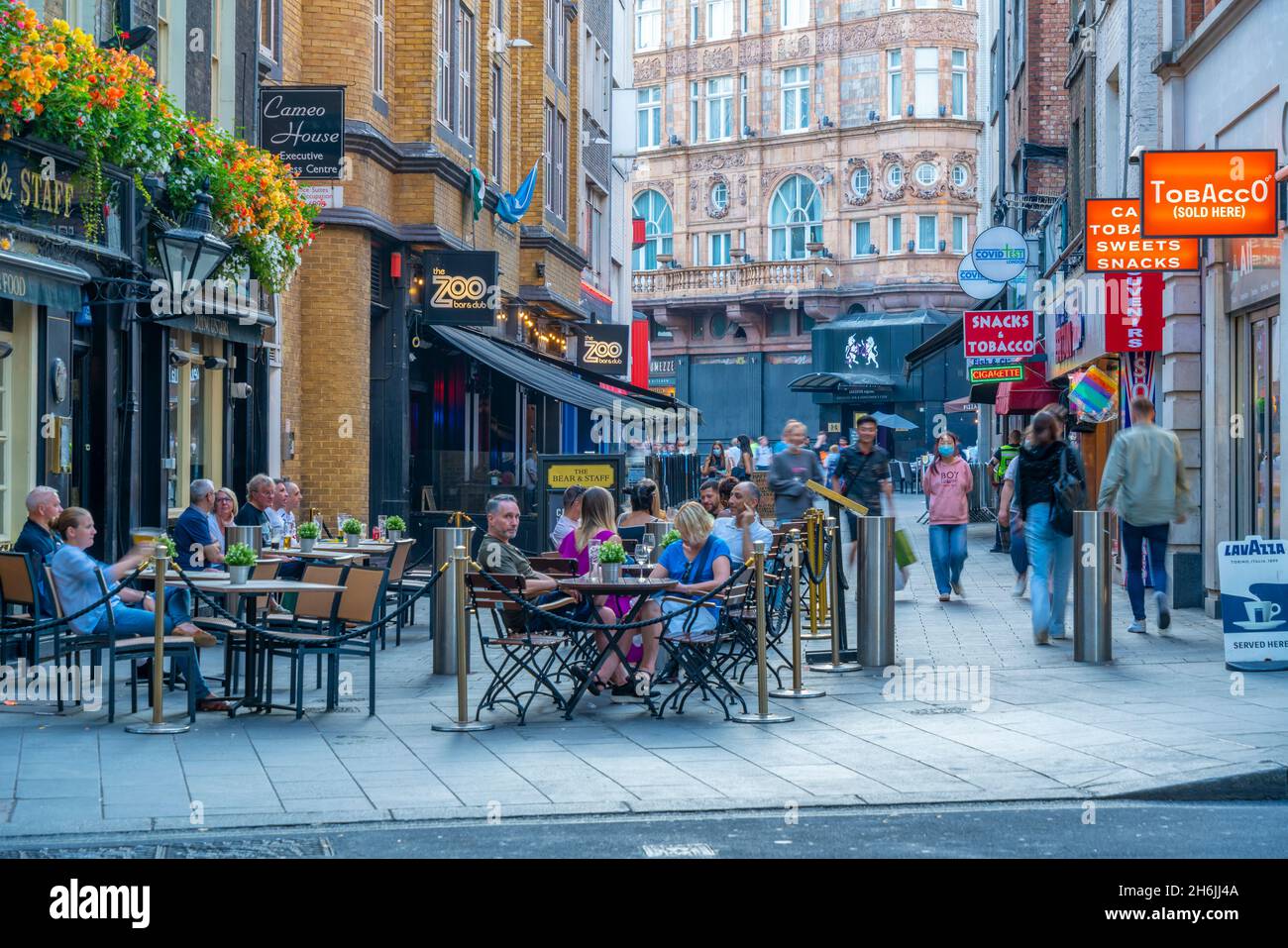 Blick auf die Mahlzeiten im Freien auf der Bear Street, West End, Westminster, London, England, Vereinigtes Königreich, Europa Stockfoto