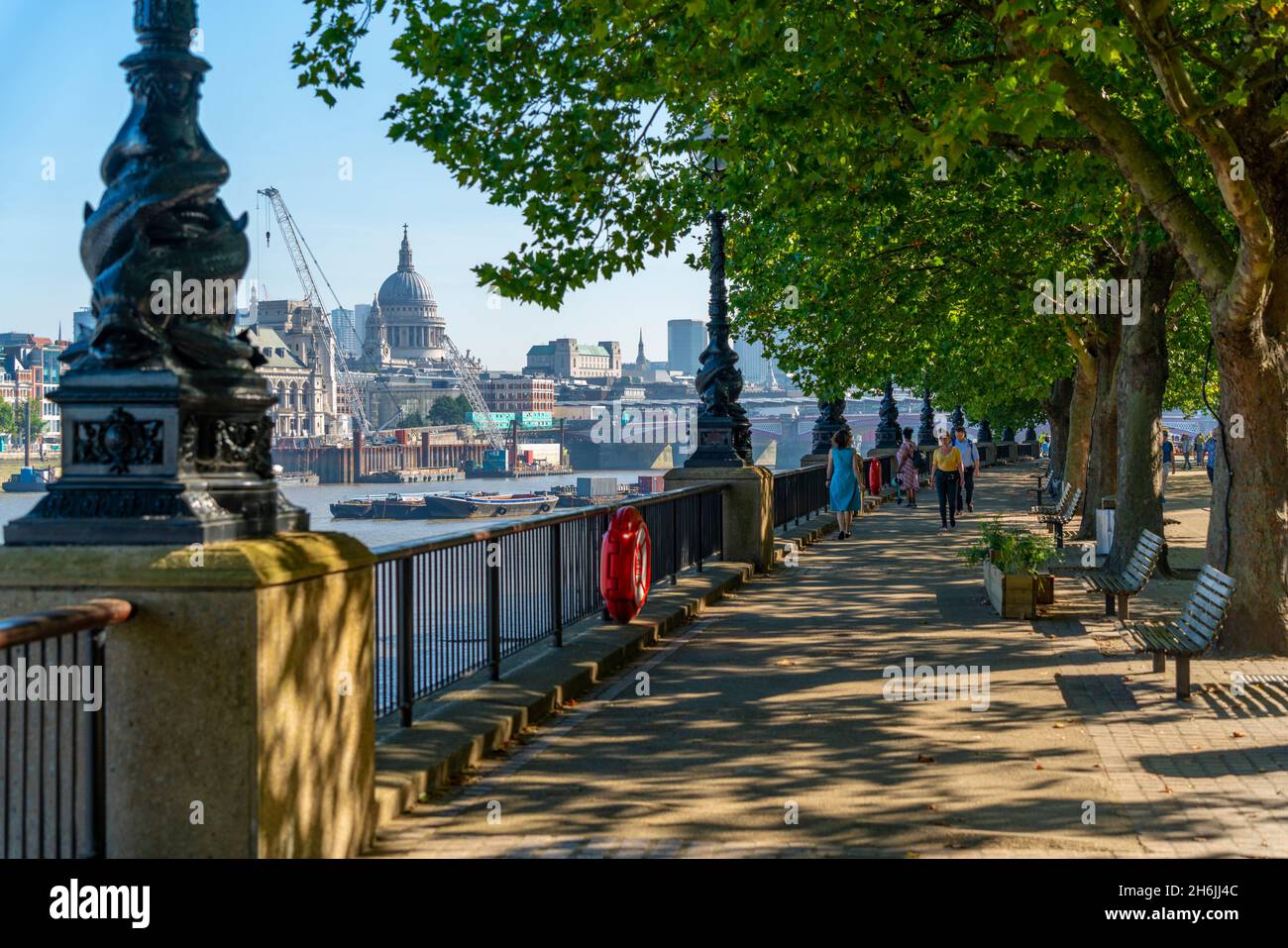 Blick auf die St. Paul's Cathedral und die Themse vom South Bank, Waterloo, London, England, Großbritannien, Europa Stockfoto