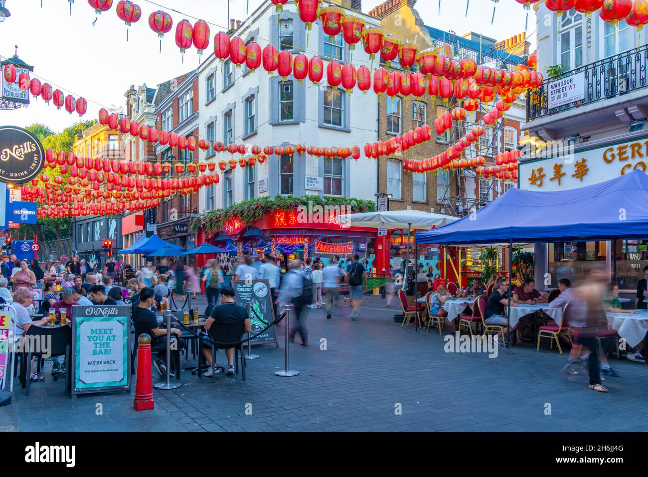 Blick auf die farbenfrohe Wardour Street in Chinatown, West End, Westminster, London, England, Vereinigtes Königreich, Europa Stockfoto