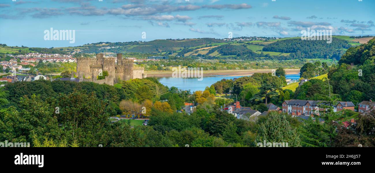 Erhöhte Ansicht von Conwy Castle, UNESCO-Weltkulturerbe, und Conwy River im Hintergrund sichtbar, Conwy, Gwynedd, North Wales, Vereinigtes Königreich, Europa Stockfoto