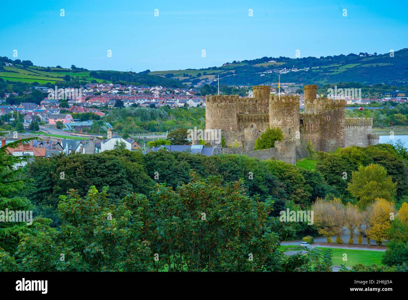 Erhöhte Ansicht von Conwy Castle, UNESCO-Weltkulturerbe, und Conwy River im Hintergrund sichtbar, Conwy, Gwynedd, North Wales, Vereinigtes Königreich, Europa Stockfoto