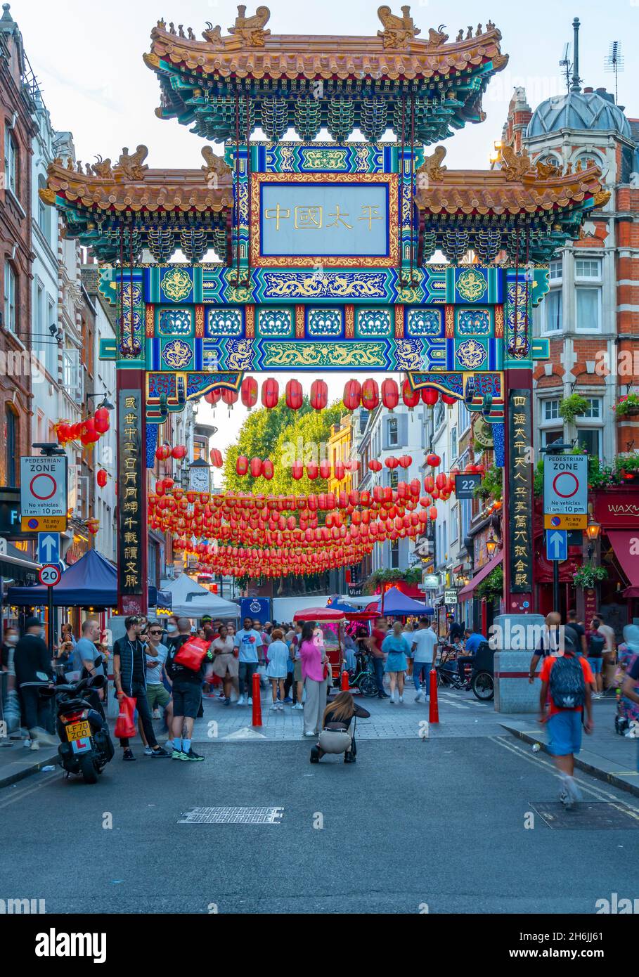 Blick auf das farbenfrohe Chinatown Gate in der Wardour Street, West End, Westminster, London, England, Vereinigtes Königreich, Europa Stockfoto