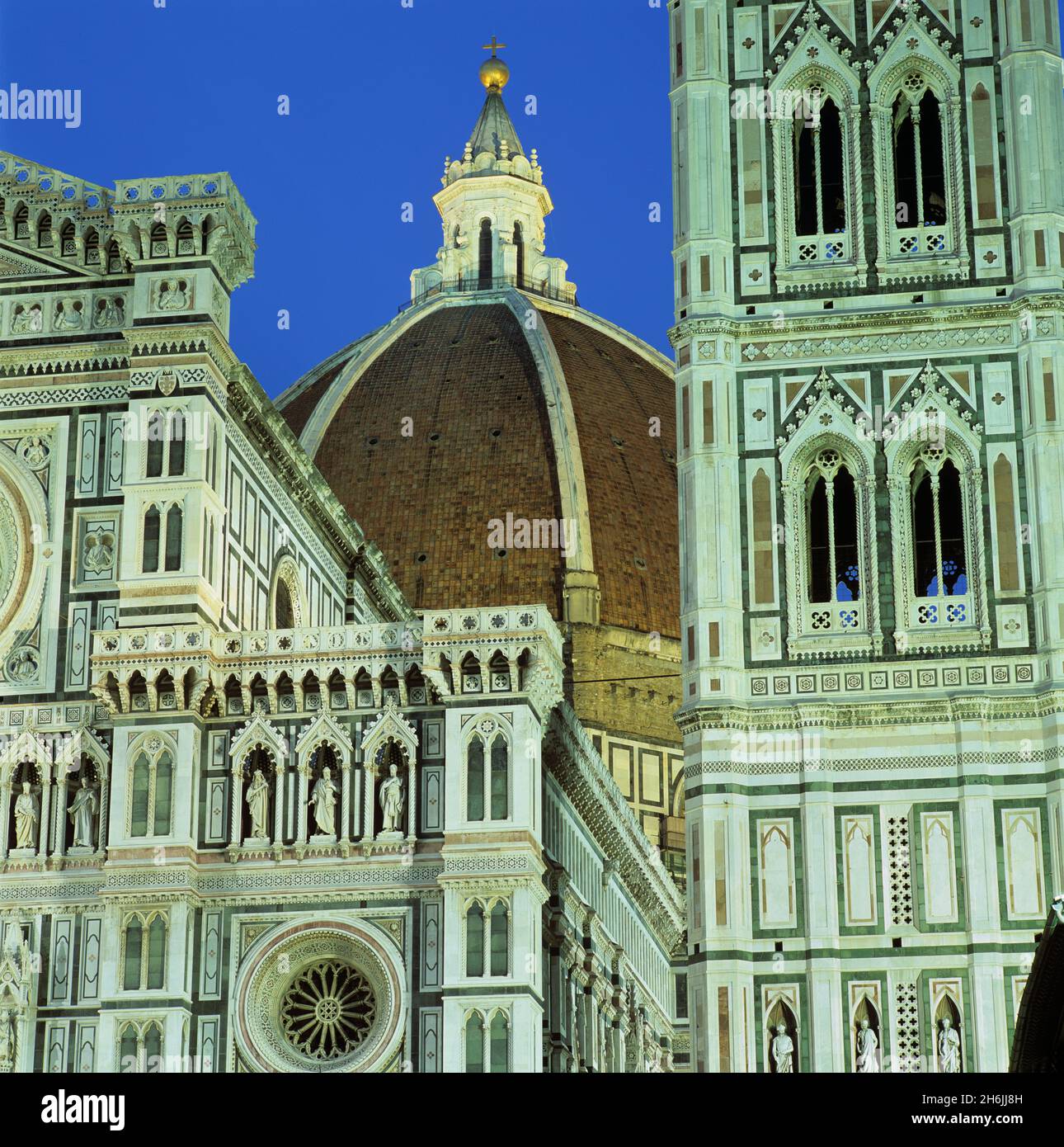 Brunelleschis Kuppel und Außenansicht des Duomo bei Nacht beleuchtet, UNESCO-Weltkulturerbe, Florenz, Toskana, Italien, Europa Stockfoto