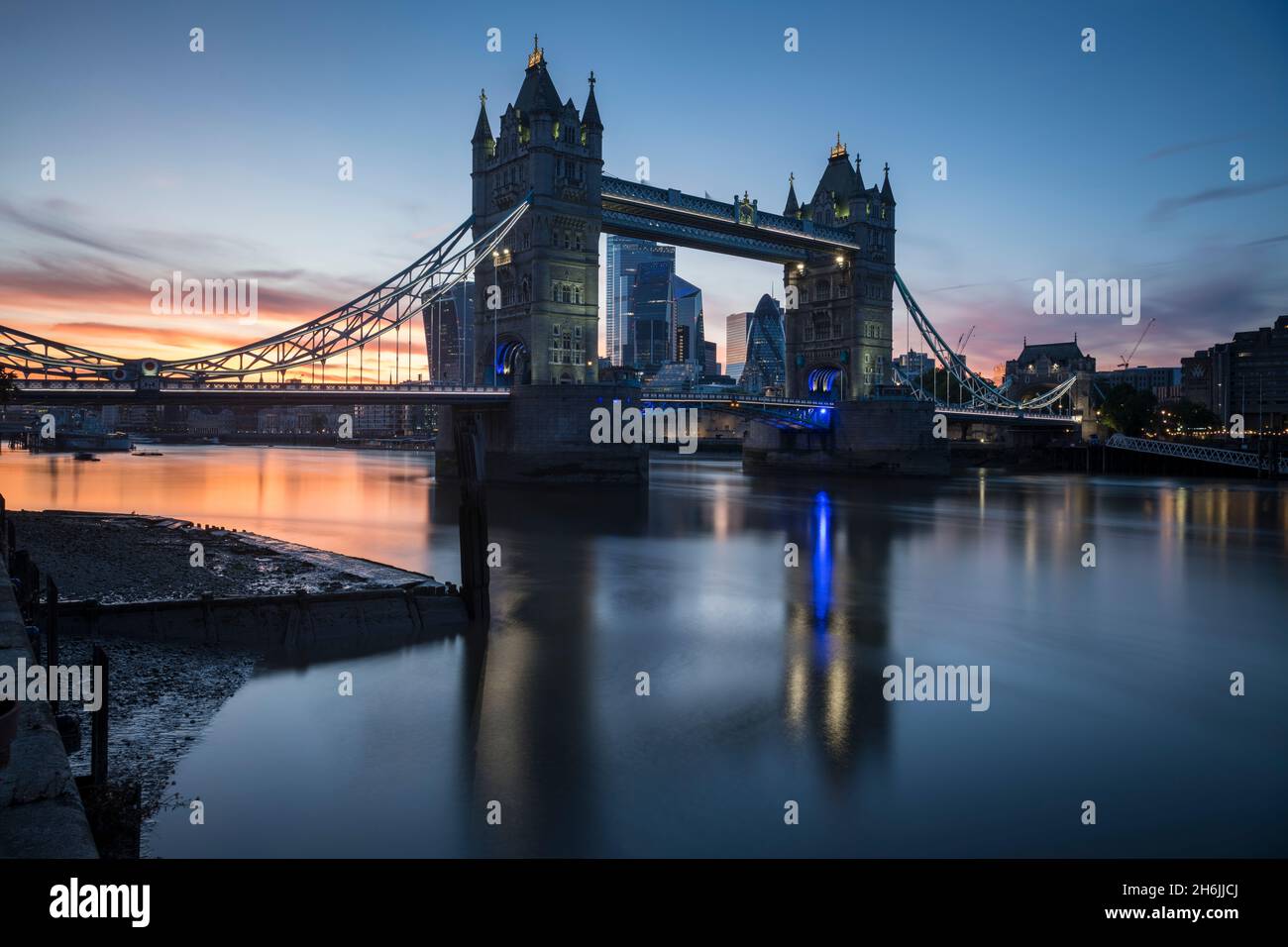 Tower Bridge bei Sonnenuntergang spiegelt sich in der Themse, London, England, Großbritannien, Europa wider Stockfoto