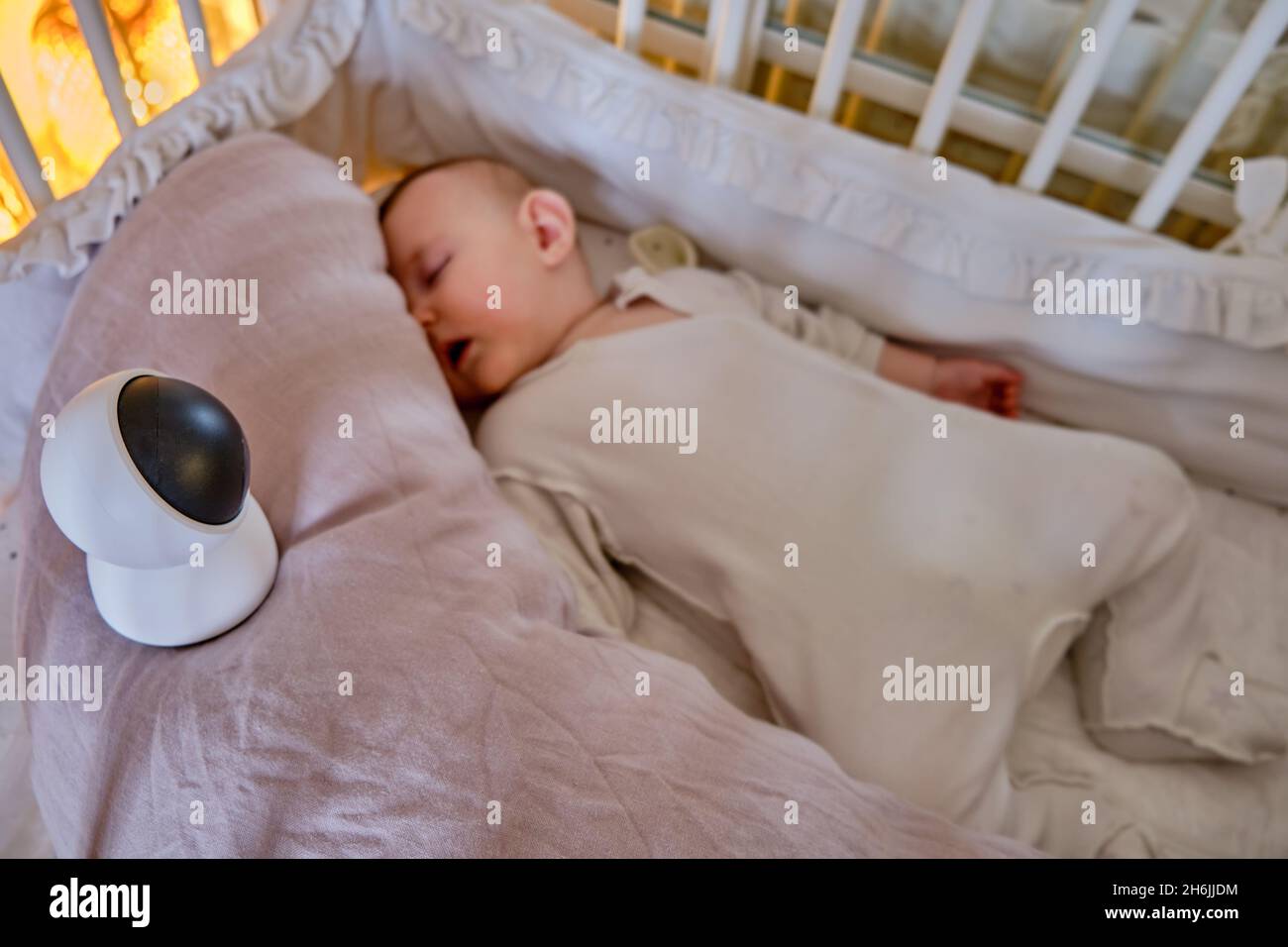 Baby schläft im Bett neben der Online-Videokamera zu Hause Stockfotografie  - Alamy