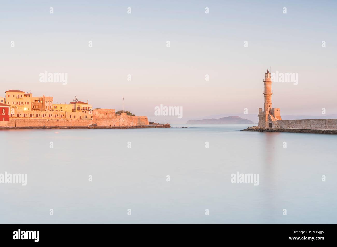 Romantischer Himmel im Morgengrauen über der alten Festung und dem Leuchtturm, Chania, Kreta, griechische Inseln, Griechenland, Europa Stockfoto