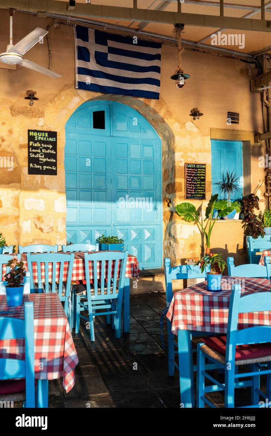 Griechisches traditionelles Restaurant mit ikonischer blauer Farbe, Chania, Kreta, griechische Inseln, Griechenland, Europa Stockfoto