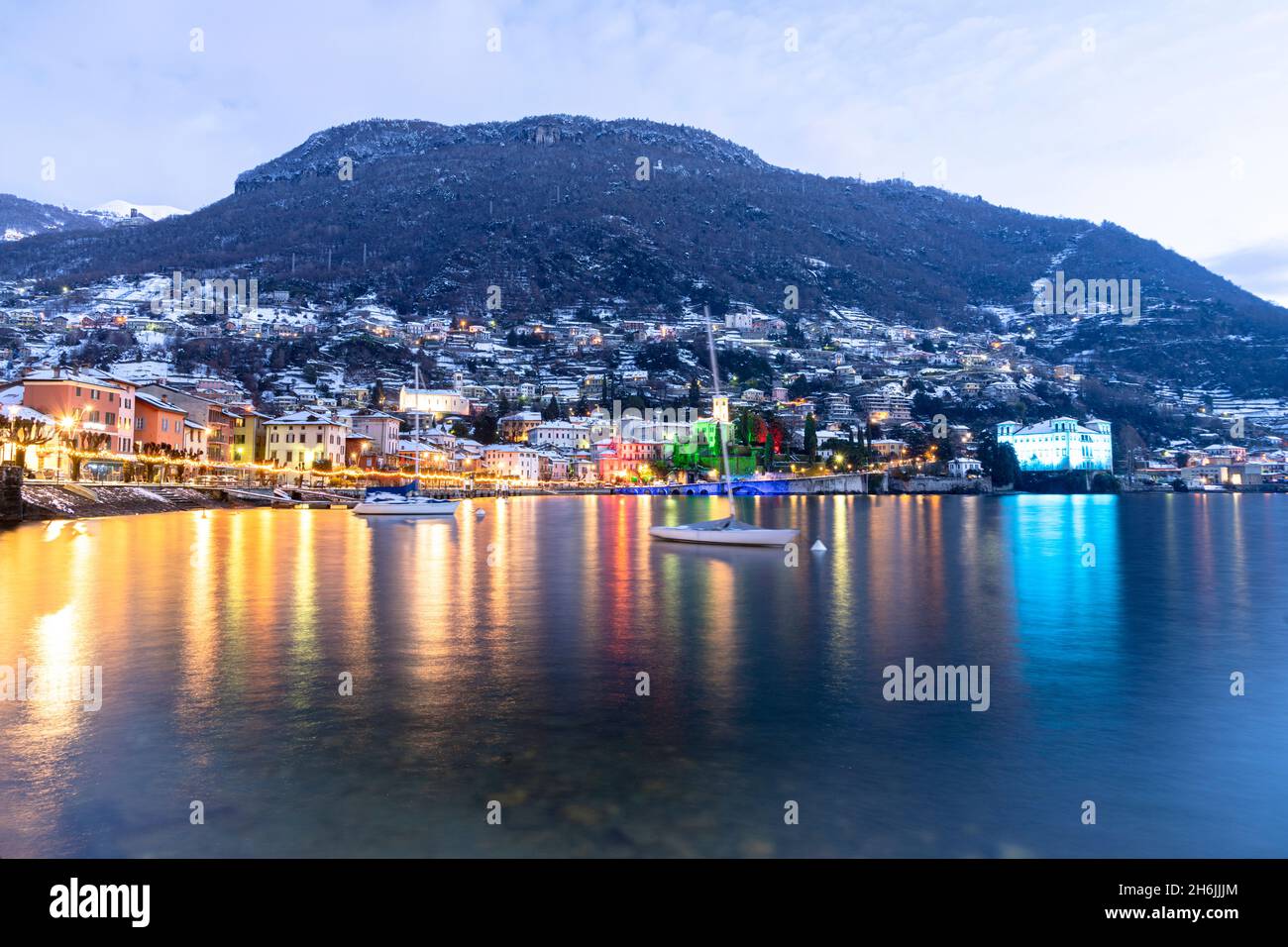 Historische Gebäude von Gravedona mit Weihnachtslichtern während eines Wintersonnenaufgangs, Comer See, Provinz Como Lombardei, Italienische Seen, Italien, Europa Stockfoto