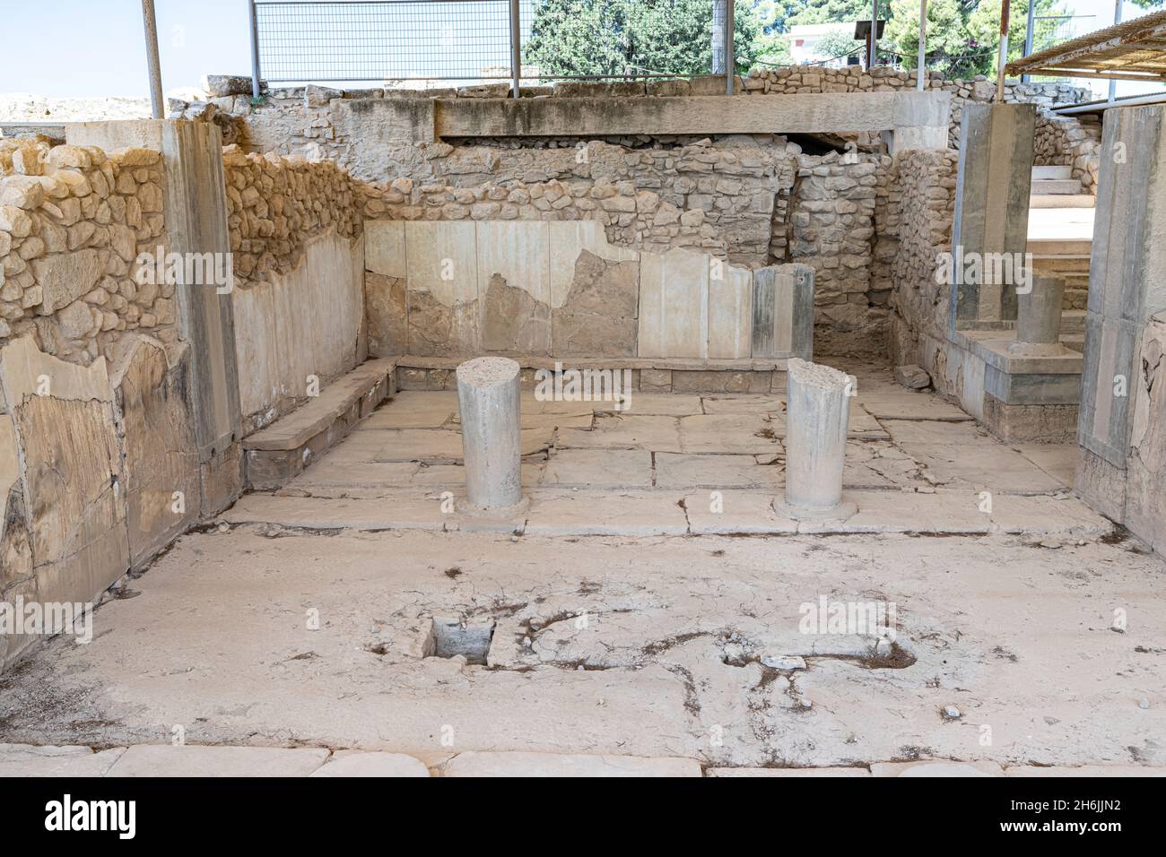 Antike Steinböden und Säulen in der königlichen Wohnung des Phaistos Palastes und archäologische Stätte, Kreta, griechische Inseln, Griechenland, Europa Stockfoto