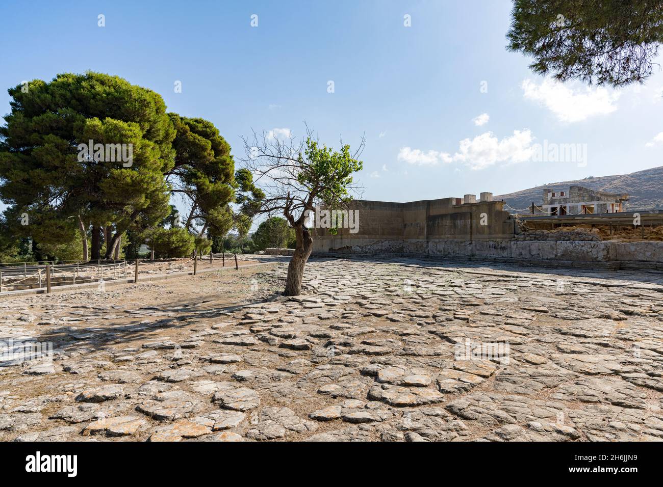 Steinboden im Innenhof des minoischen Palastes von Knossos, Heraklion, Kreta, griechische Inseln, Griechenland, Europa Stockfoto