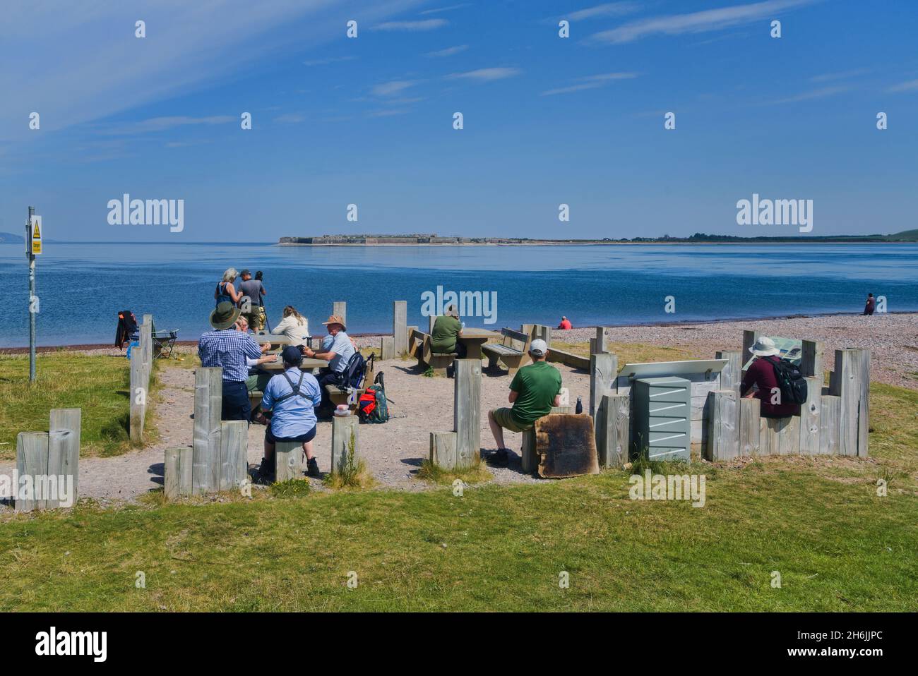 Chanonry Point, Dolphin Watchers, Moray firth, Black Isle, Blick nach Süden, Schöner klarer sonniger Tag, friedlich, ruhig, unentdecktes, stilles Wasser, Rose Stockfoto