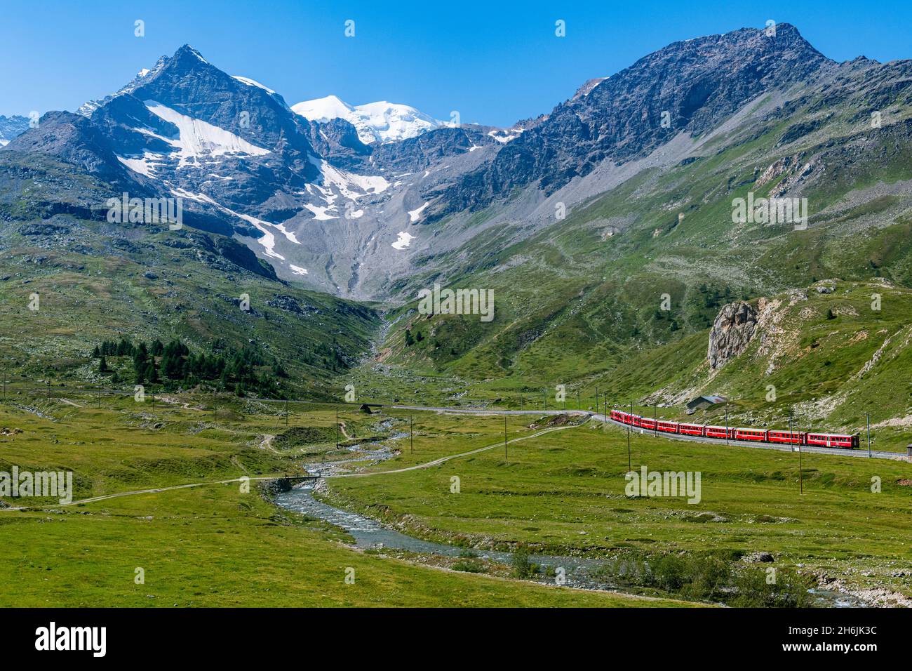 Rhätische Eisenbahn über den Bernina-Pass, UNESCO-Weltkulturerbe, Schweiz, Europa Stockfoto