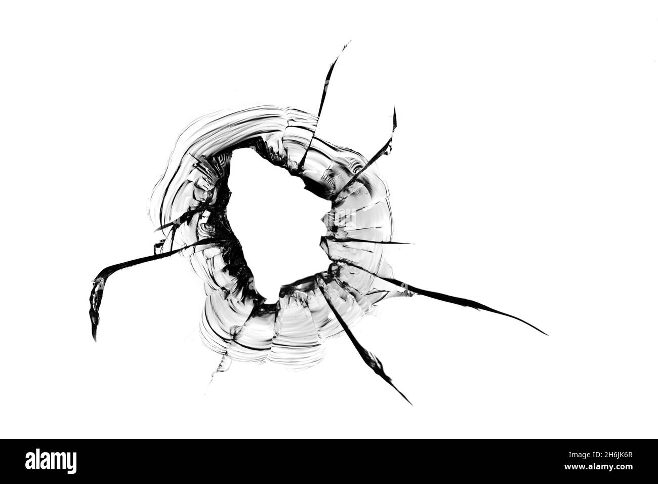 Loch von einer Kugel im Glas auf weißem Hintergrund Nahaufnahme. Stockfoto