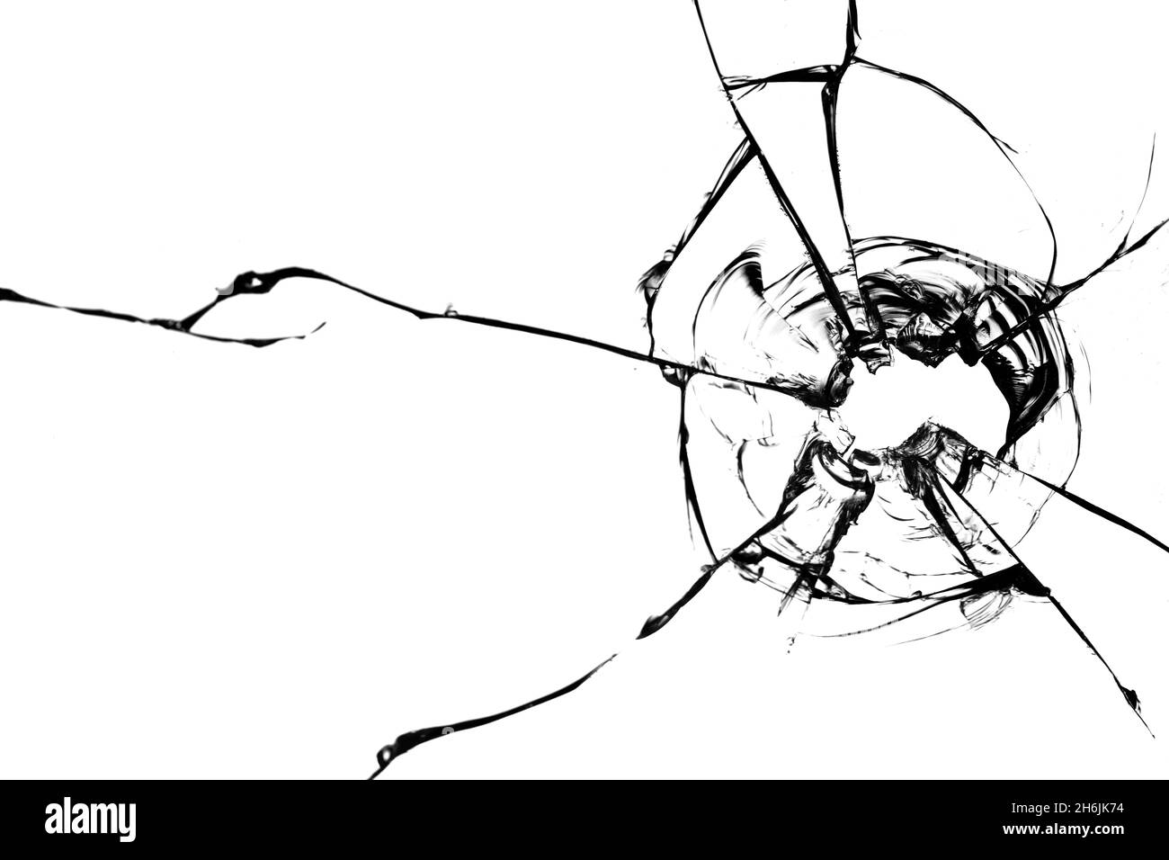 Loch von einer Kugel im Glas auf weißem Hintergrund Nahaufnahme. Stockfoto